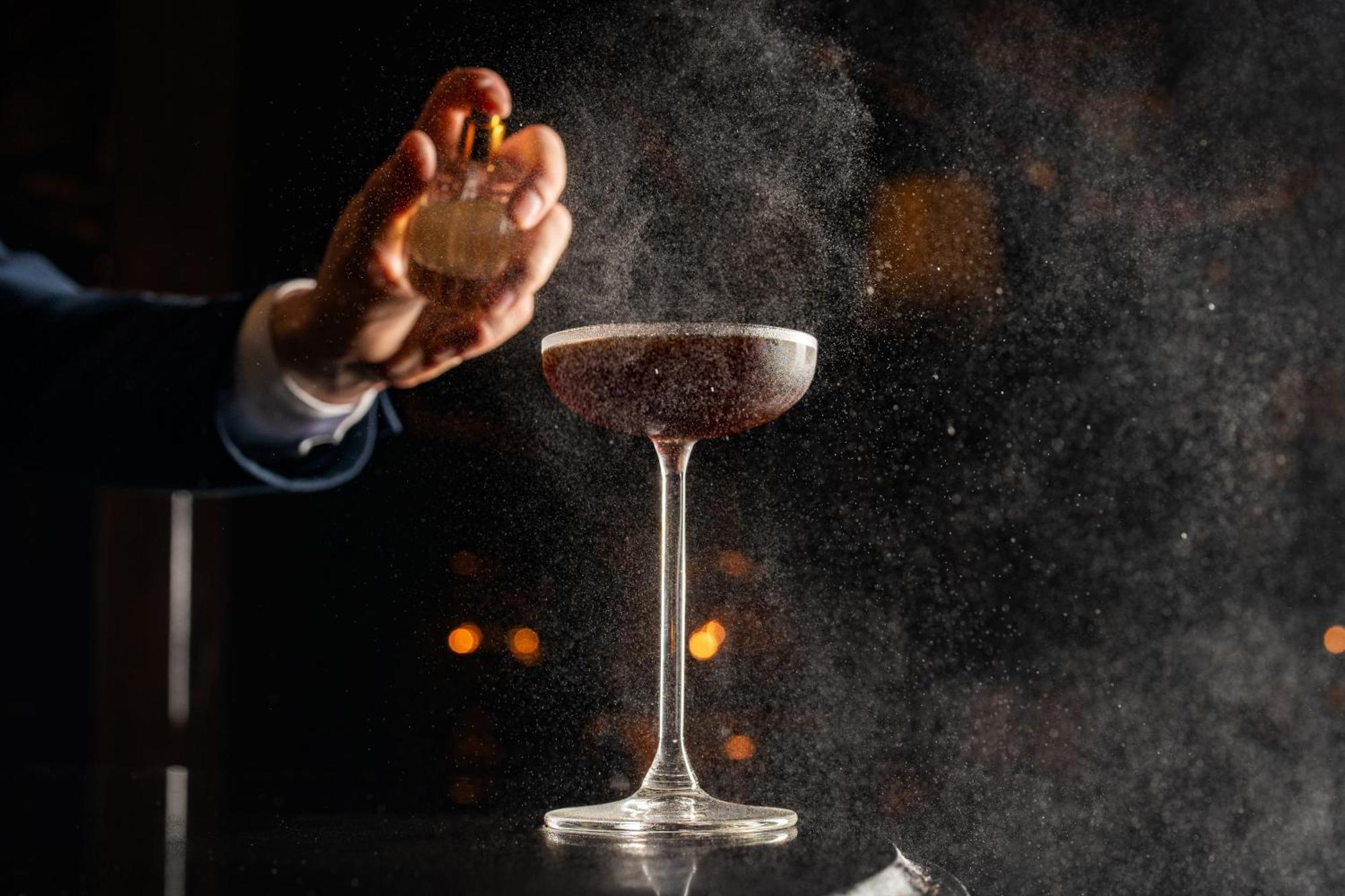 Готель Rosewood Сан-Паулу Екстер'єр фото A bartender dusting a cocktail with ground nutmeg